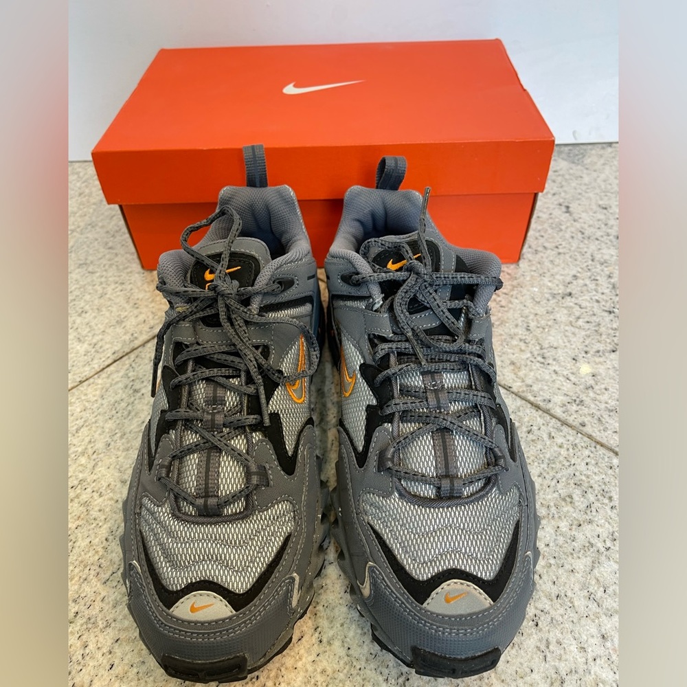 Nike Air Terra Sebec V Sneaker size 9.5  with original box